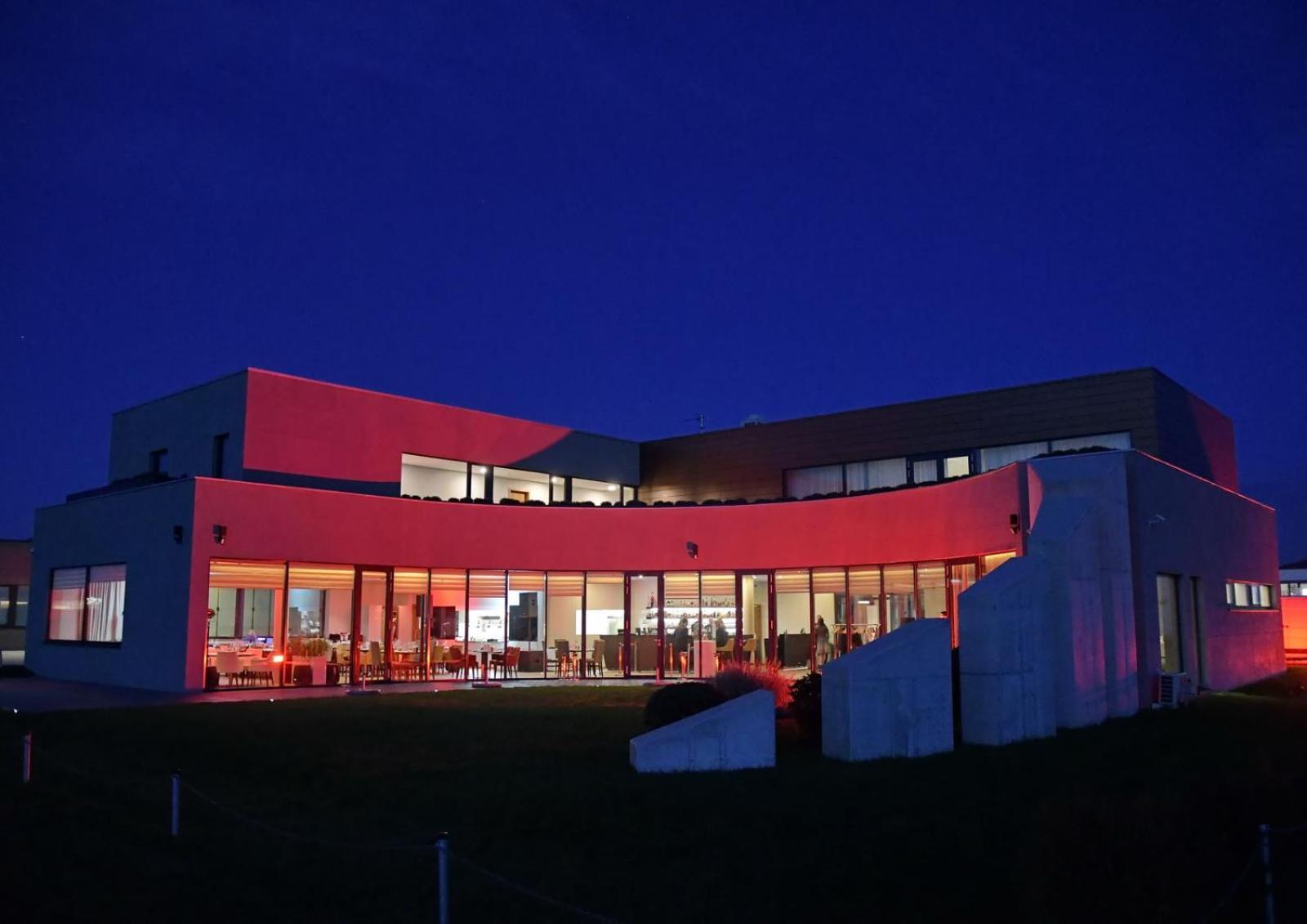 MG Restaurace/Luxury Apartments Mladá Boleslav Extérieur photo