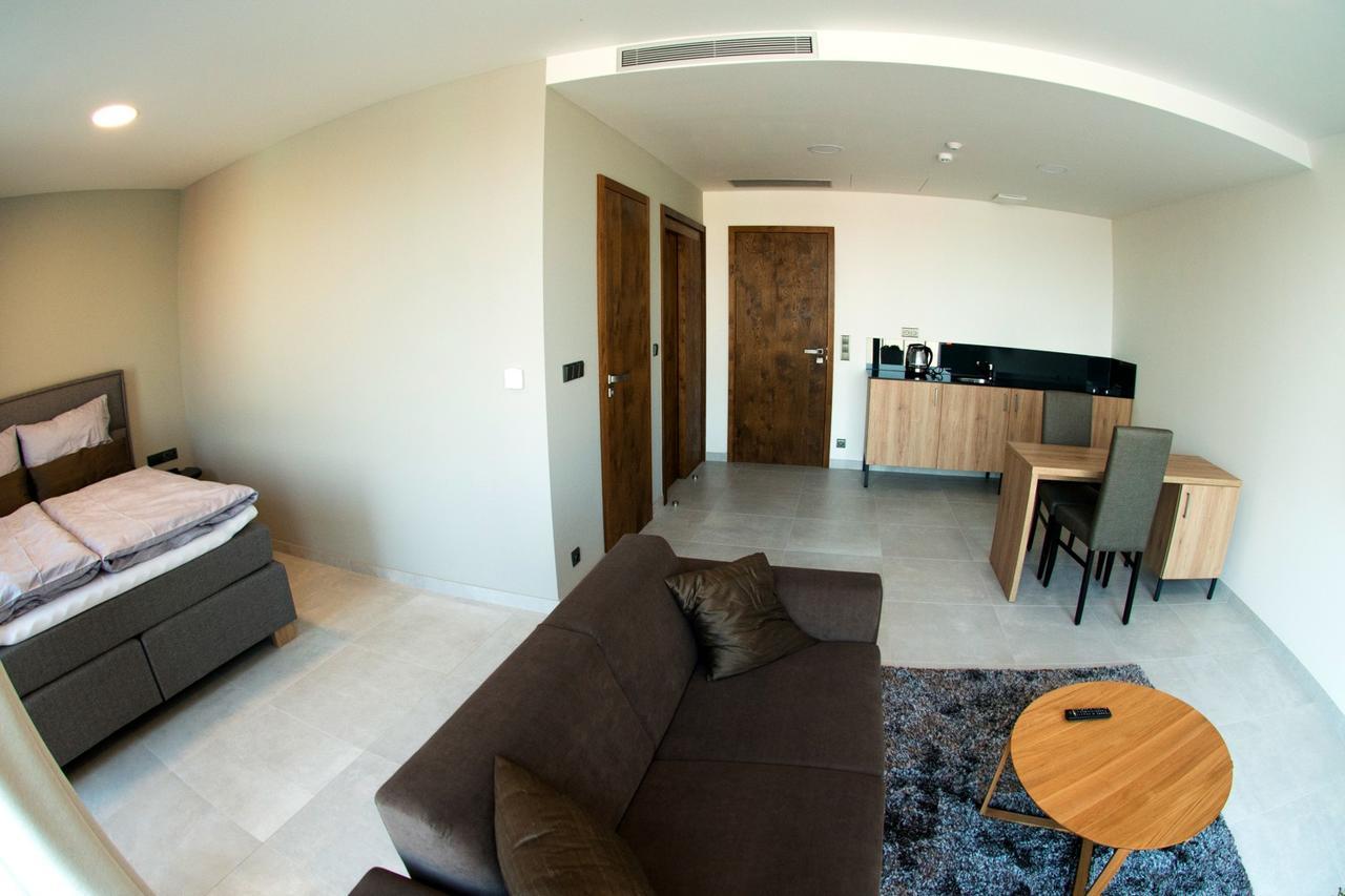MG Restaurace/Luxury Apartments Mladá Boleslav Extérieur photo